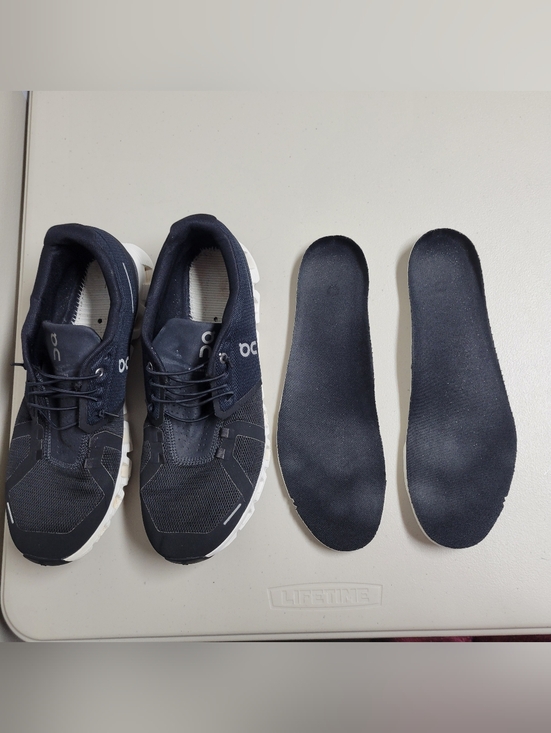 On Running Cloud 5 Swiss Engineering Men’s Sneakers in Black  and White Size 11. main image 11